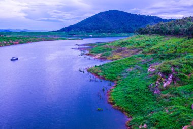 Mae Kuang Udom Thara barajının manzara manzarası, Tayland.