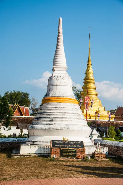 Kultainen Pagodi Phra Että Chae Haeng Temppeli Thaimaa — kuvapankkivalokuva
