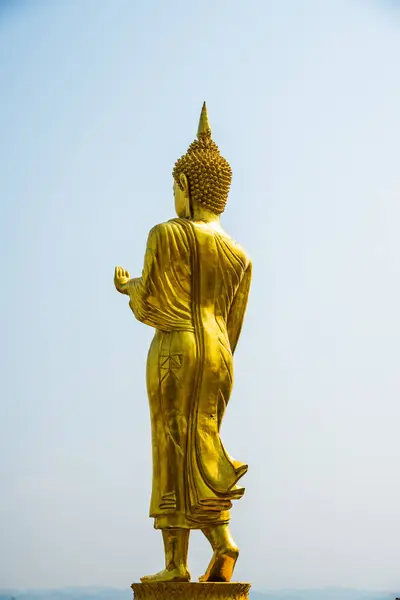 Прогулянка Золотою Статуєю Будди Храмі Фра Хао Ной Таїланд — стокове фото