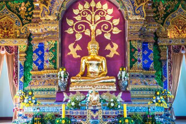 Prayodkhunpol 'deki güzel Buda heykeli Wiang Kalong Tapınağı, Tayland.