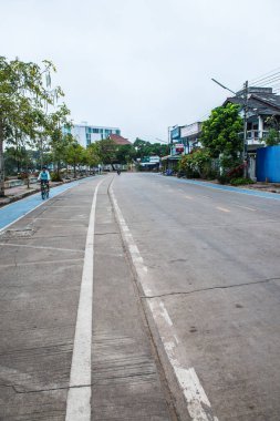 Kwan Phayao Gölü 'nün yanındaki yol, Tayland.