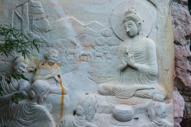 Huai Pha Kiang tapınağında kayalara Buda sanatı oymak, Tayland.