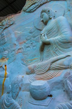 Huai Pha Kiang tapınağında kayalara Buda sanatı oymak, Tayland.