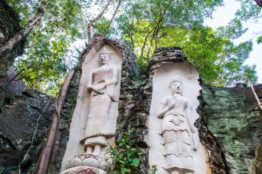 Huai Pha Kiang tapınağında kayalara Buda sanatı oymak, Tayland.