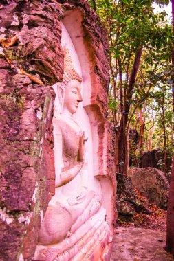 Huai Pha Kiang tapınağında kayalara Buda sanatı oymak, Tayland.
