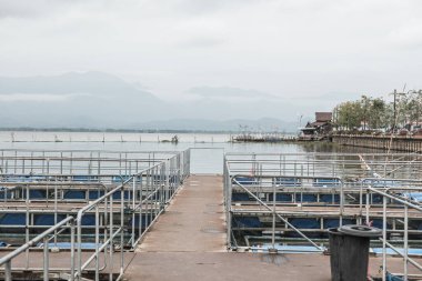 Tayland, Kwan Phayao Gölü 'ndeki balık kafesi..