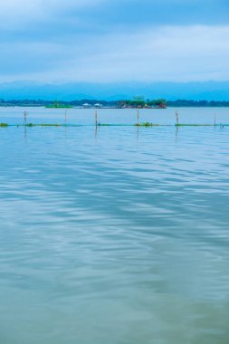 Tayland 'daki Kwan Phayao Gölü' nde Tilok Aram Tapınağı ile göl manzarası.