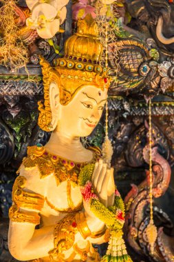 Tayland tarzı melek heykeli tapınakta, Tayland.