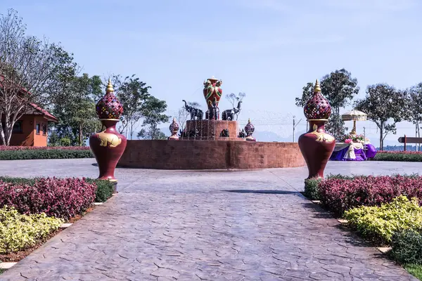 Prayodkhunpol 'deki güzel çeşme Wiang Kalong Tapınağı, Tayland.