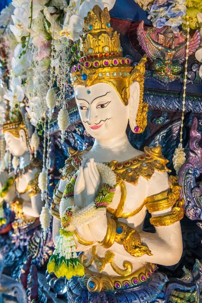 Tayland tarzı melek heykeli tapınakta, Tayland.