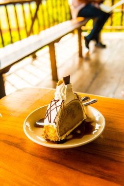 Dondurmalı pasta beyaz tabak, Tayland.