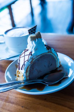 Dondurmalı pasta beyaz tabak, Tayland.