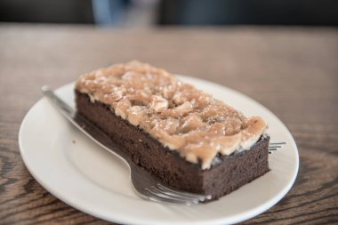 Beyaz tabakta browni keki, Tayland.