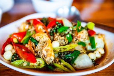 Karabiber ve dolmalık biberli kızarmış karides, Tayland.