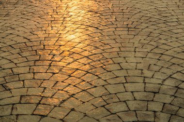 Yürüyüş yolunda altın ışık, Tayland.
