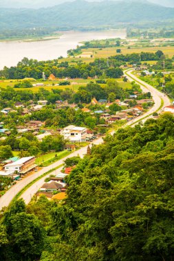 Tayland 'ın Chiang Saen şehrindeki Mekong nehrinin en üst manzarası..