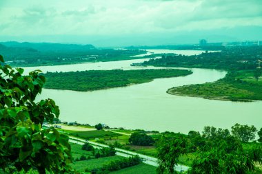 Tayland 'ın Chiang Saen şehrindeki Mekong nehrinin en üst manzarası..
