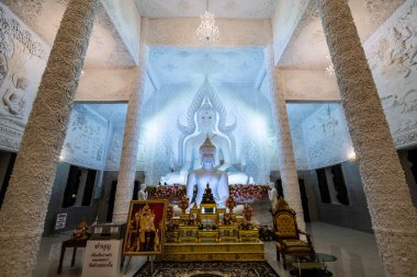 Tayland 'daki Hyuaplakang Tapınağı' ndaki Beyaz Buda heykeli..