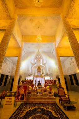 Tayland 'daki Hyuaplakang Tapınağı' ndaki Beyaz Buda heykeli..