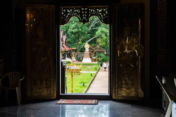 Sylwetka Drzwi Kościoła Klasztorze Leśnym Darabhirom Tajlandia — Zdjęcie stockowe