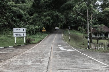 Tayland 'daki dağda küçük bir yol.