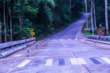 Tayland 'daki dağda küçük bir yol.