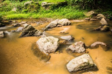 Mork Fa Şelalesi 'nde su akıyor, Tayland.