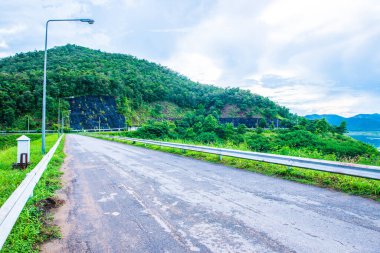 Mae Kuang Udom Thara Barajı Yolu, Tayland.