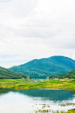 Mae Kuang Udom Thara barajının manzara manzarası, Tayland.