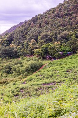 Mae Kuang Udom Thara barajının dağ manzarası, Tayland.