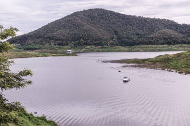 Mae Kuang Udom Thara barajının manzara manzarası, Tayland.