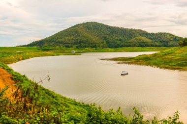 Mae Kuang Udom Thara barajının manzara manzarası, Tayland.