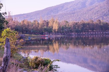 Tayland 'ın Chiangmai ilindeki Huay Tueng Tao gölünün manzara manzarası.