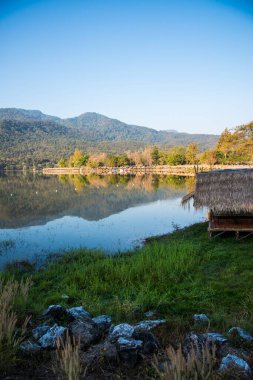 Tayland 'ın Chiangmai ilindeki Huay Tueng Tao gölünün manzara manzarası.