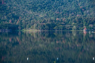 Tayland 'ın Chiangmai ilindeki Huay Tueng Tao gölünün manzara manzarası.
