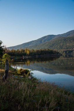 Tayland 'ın Chiangmai ilindeki Huay Tueng Tao gölünün manzara manzarası.