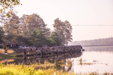 Tayland 'ın Chiangmai ilindeki Huay Tueng Tao gölünün manzara manzarası.