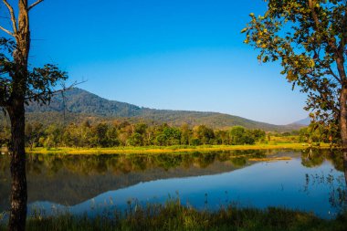 Tayland 'ın Chiangmai ilindeki Huay Tueng Tao gölünün manzara manzarası.