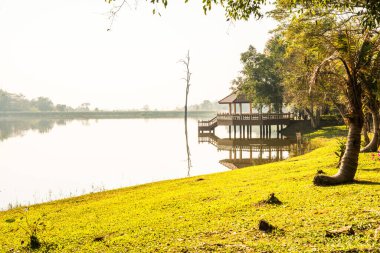 Tayland 'ın Chiangmai ilindeki Huay Tueng Tao gölünün manzara manzarası.