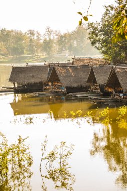 Tayland 'ın Chiangmai ilindeki Huay Tueng Tao gölünün manzara manzarası.