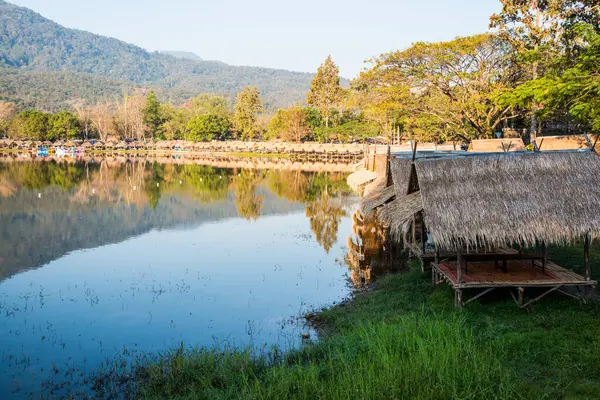 Tayland 'ın Chiangmai ilindeki Huay Tueng Tao gölünün manzara manzarası.