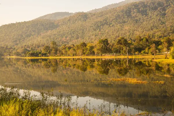 Tayland 'ın Chiangmai ilindeki Huay Tueng Tao gölünün manzara manzarası.