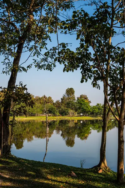 Tayland 'ın Chiangmai ilindeki Huay Tueng Tao gölünün manzara manzarası.