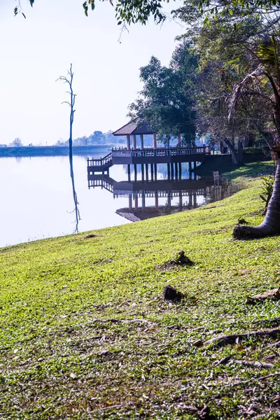 Tayland 'ın Chiangmai ilindeki Huay Tueng Tao gölünün manzara manzarası.