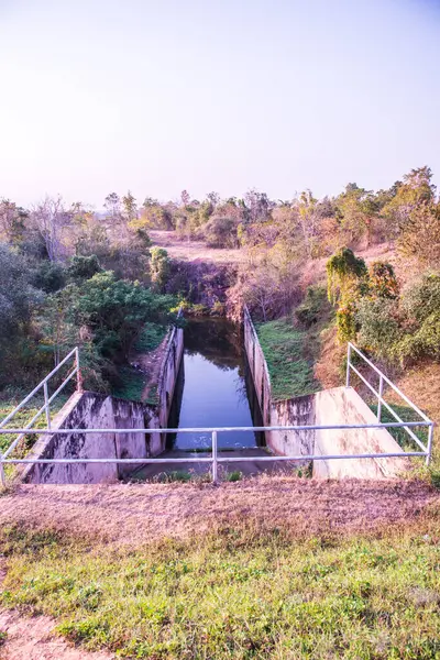 Mae Tam rezervuarının beton sızıntısı, Tayland.