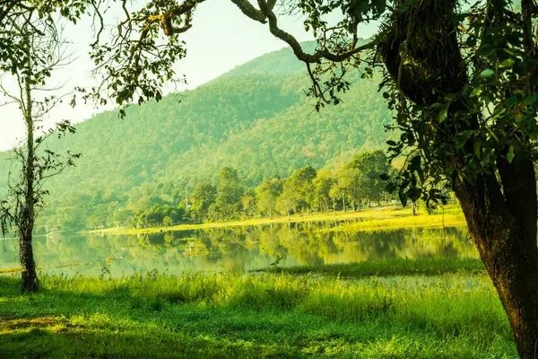 チェンマイ県のHuay Tueng Tao湖の風景ビュー ロイヤリティフリーのストック写真