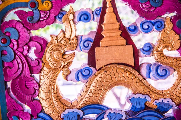 タイの寺院でラナスタイルの木彫り — ストック写真