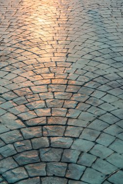 Yürüyüş yolunda altın ışık, Tayland.