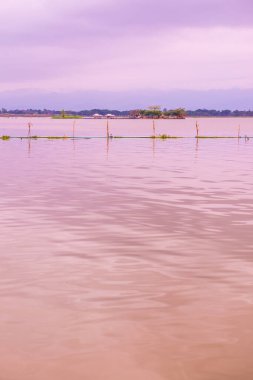 Tayland 'daki Kwan Phayao Gölü' nde Tilok Aram Tapınağı ile göl manzarası.