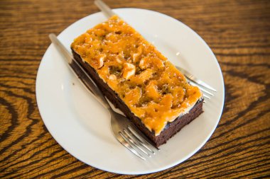 Beyaz tabakta browni keki, Tayland.